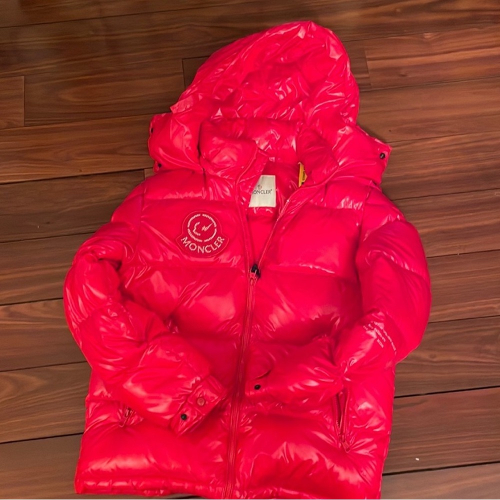 Long sleeve down-filled quilted technical satin jacket in black. Bungee-style